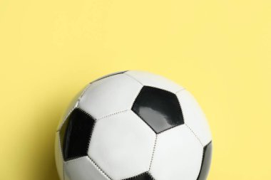 Renkli arka planda futbol topu