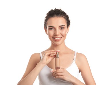 Yüzünde temeli beyaz arka planda olan güzel genç bir kadın.