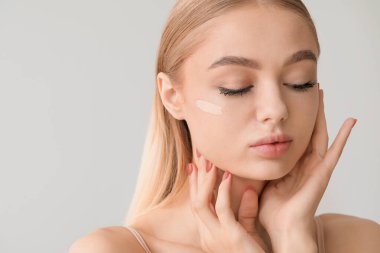 Yüzünde gri bir altyapısı olan güzel bir genç kadın.