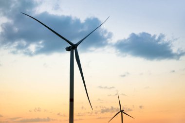 Kırsal kesimde elektrik santrali için yel değirmenleri