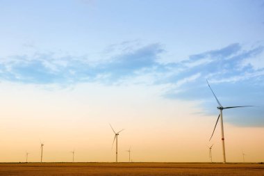 Kırsal kesimde elektrik santrali için yel değirmenleri