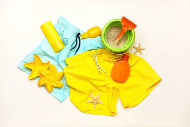 Beyaz arka plandaki çocuklar için plaj aksesuarları