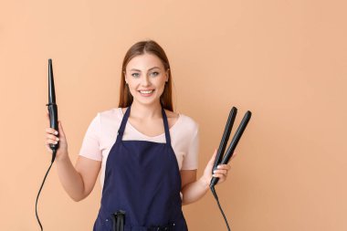 Renkli arka planda kadın kuaför