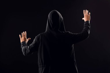 Koyu arkaplan ve arka plan üzerinde sanal ekran kullanan profesyonel hacker