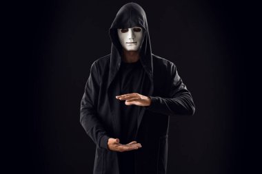 Koyu arkaplanda sanal ekran kullanan profesyonel hacker