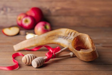 Tahta arka planda bal arayıcıları olan Shofar. Rosh Hashanah (Yahudi Yeni Yılı) kutlaması
