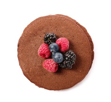 Beyaz arka planda lezzetli çikolatalı krepler.