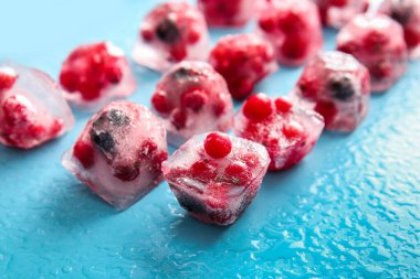 Arkaplanda donmuş böğürtlen var.