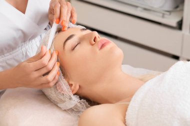 Güzellik salonunda estetik ameliyat olan bir kadın.