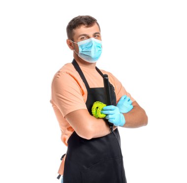 Beyaz arka planda tıbbi maske takan erkek kuaför. Coronavirüs salgını