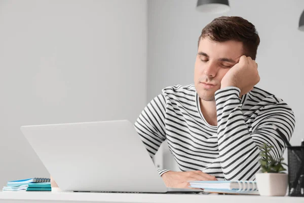 Trött Student Sover Vid Bordet — Stockfoto