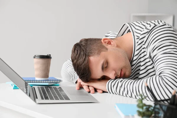 Estudiante Cansado Durmiendo Mesa —  Fotos de Stock