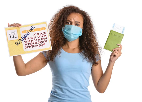 Jovem Mulher Máscara Médica Segurando Calendário Com Palavra Escrita Quarantine — Fotografia de Stock