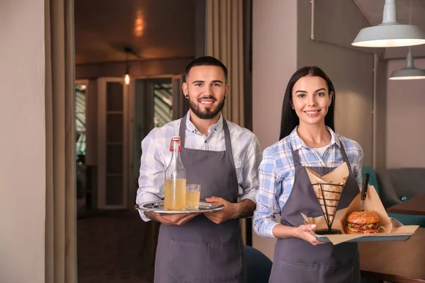 Retrato Camareros Jóvenes Restaurante — Foto de Stock