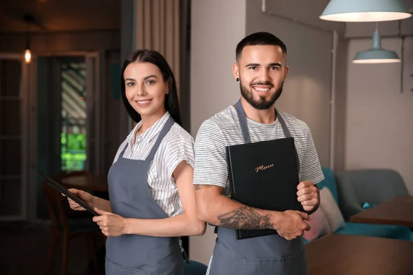 Porträtt Unga Servitörer Restaurang — Stockfoto