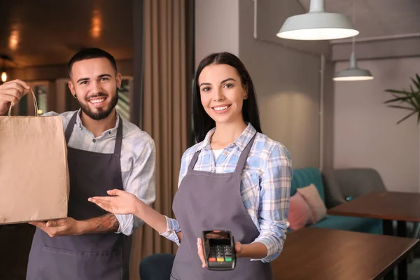 Unga Servitörer Med Mat För Leverans Och Betalning Terminal Restaurang — Stockfoto