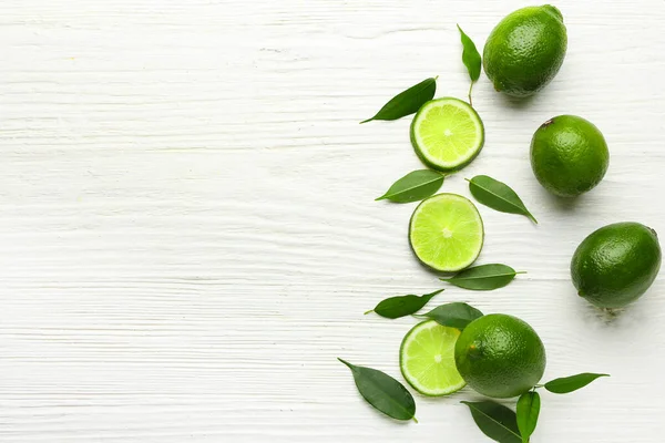 Limes Maduros Sobre Fundo Madeira Branca — Fotografia de Stock