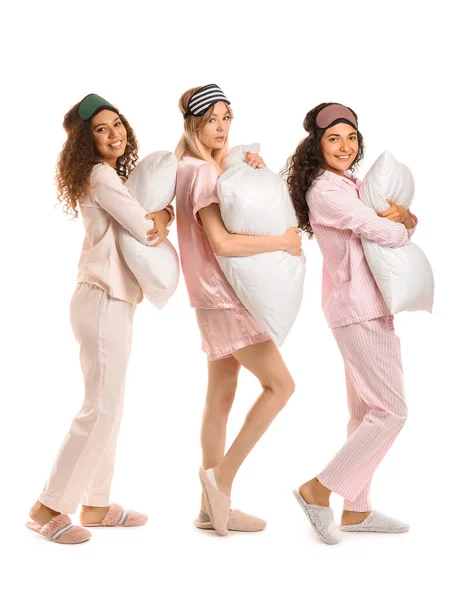 Piękne Młode Kobiety Piżamie Poduszkami Białym Tle — Zdjęcie stockowe