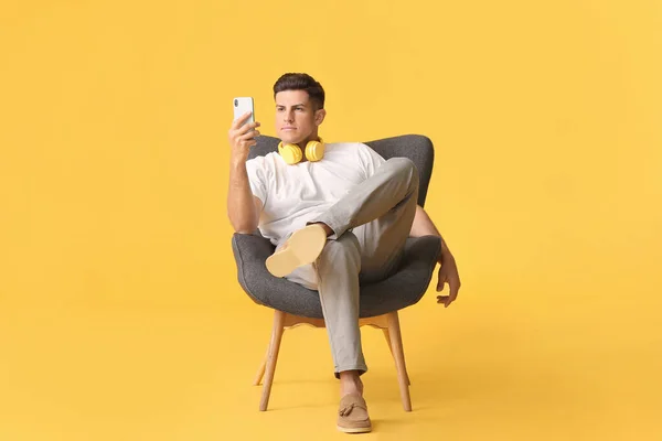 Mladý Muž Přičemž Selfie Při Relaxaci Křesle Proti Barvě Pozadí — Stock fotografie