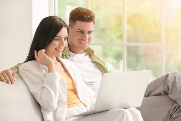 Giovane Coppia Con Laptop Relax Sul Divano Casa — Foto Stock