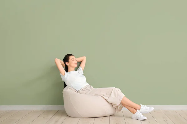 Junge Frau Entspannt Sich Auf Sitzsack Nahe Farbwand — Stockfoto