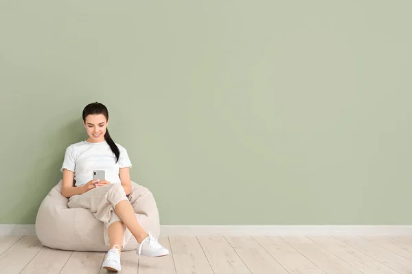 Young Woman Mobile Phone Relaxing Beanbag Color Wall — Stock Photo, Image