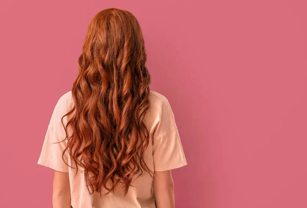 Mulher Ruiva Jovem Bonita Fundo Cor Visão Traseira — Fotografia de Stock