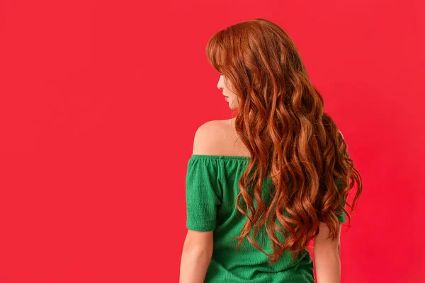 Mulher Ruiva Jovem Bonita Fundo Cor Visão Traseira — Fotografia de Stock