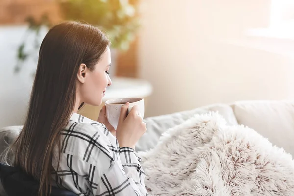 家でお茶を飲む美しい若い女性 — ストック写真