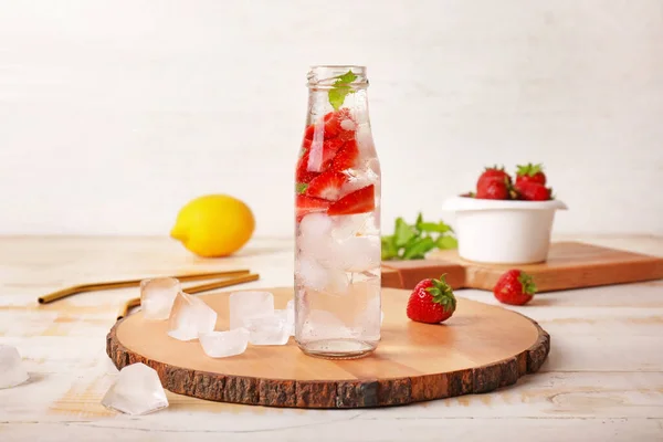 Bouteille Limonade Fraise Fraîche Sur Table — Photo