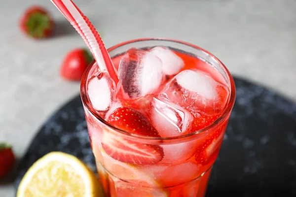 Bicchiere Limonata Fresca Alla Fragola Sul Tavolo Primo Piano — Foto Stock