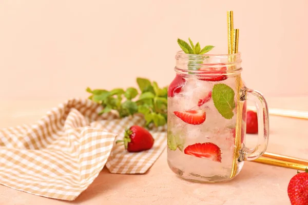Einmachglas Mit Frischer Erdbeer Limonade Auf Farbigem Hintergrund — Stockfoto