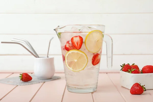 Jug Fresh Strawberry Lemonade Table — Stock Photo, Image