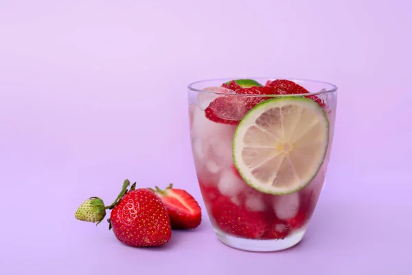 Glas Färska Jordgubbar Lemonad Färg Bakgrund — Stockfoto