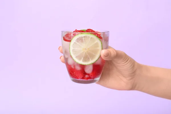 Hand Med Glas Färska Jordgubbar Lemonad Färg Bakgrund — Stockfoto