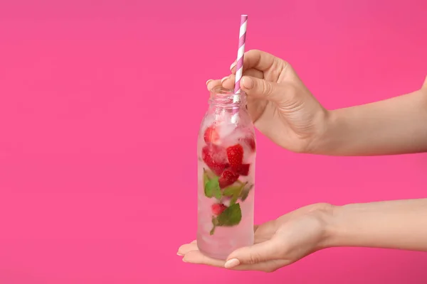 Mani Con Bottiglia Limonata Fresca Fragole Sfondo Colorato — Foto Stock