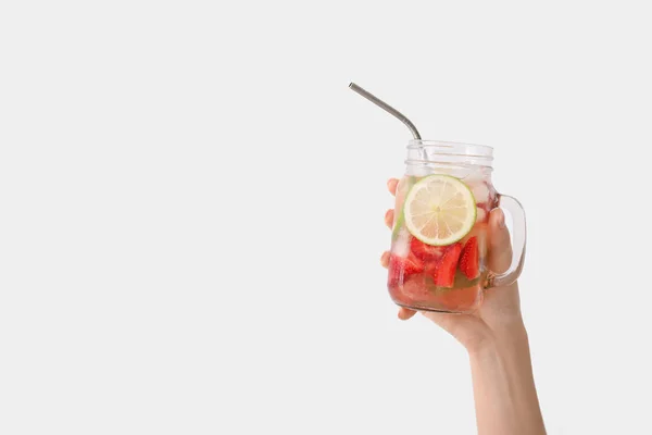 Mano Con Vaso Muratura Limonata Fresca Fragole Fondo Chiaro — Foto Stock