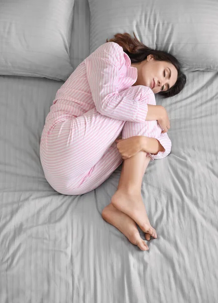 Yatakta Uyuyan Genç Bir Kadın — Stok fotoğraf