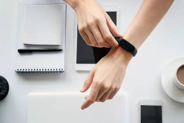 Woman Using Fitness Tracker Table Top View — Stock Photo, Image