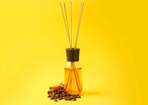 リードディフューザーコーヒー豆とシナモン色の背景 — ストック写真