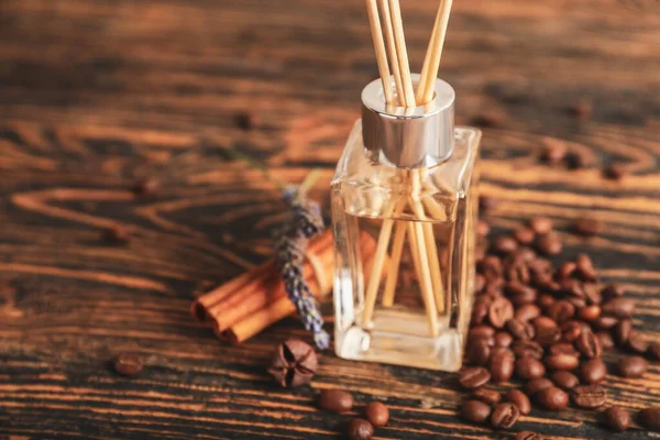 Schilfdiffusor Mit Kaffeebohnen Und Zimt Auf Dem Tisch — Stockfoto