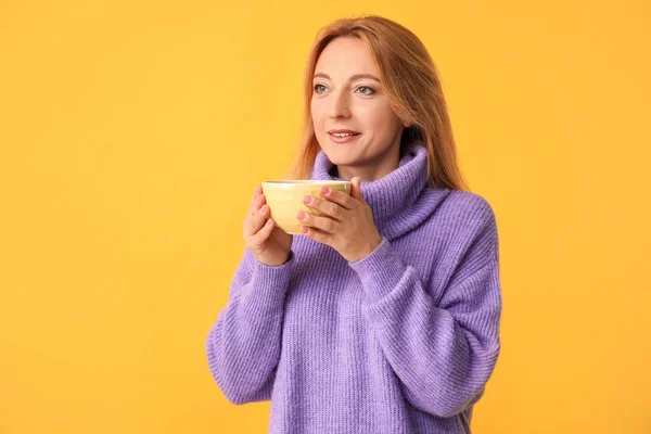 Mooie Vrouw Met Kopje Thee Kleur Achtergrond — Stockfoto