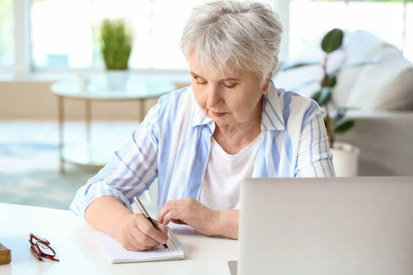 Senior Woman Writing Notebook Table — Stock Photo, Image