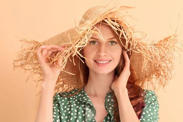 Mooie Jonge Roodharige Vrouw Kleur Achtergrond — Stockfoto