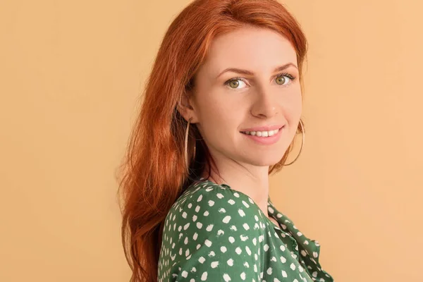 Mooie Jonge Roodharige Vrouw Kleur Achtergrond — Stockfoto