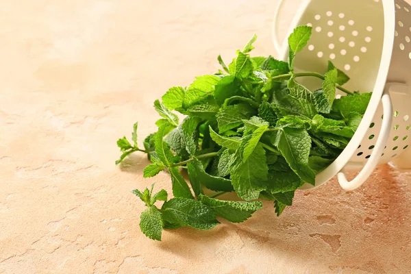 Mint Hijau Segar Dan Colander Pada Latar Belakang Warna — Stok Foto