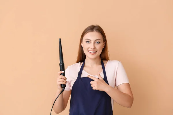 女性の美容師の色の背景 — ストック写真