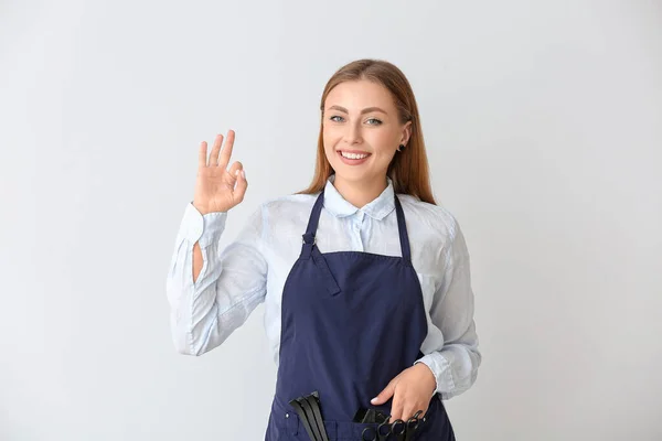 Peluquería Femenina Mostrando Gesto Sobre Fondo Claro — Foto de Stock