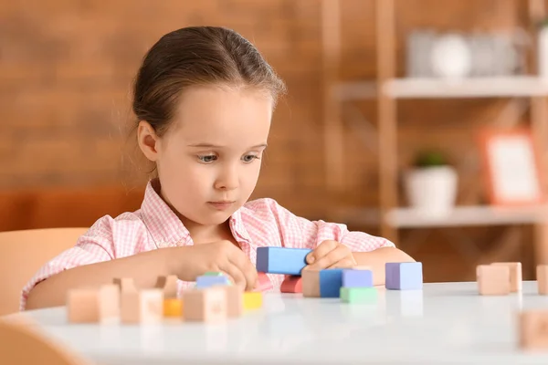 Liten Flicka Med Autistisk Störning Leker Med Block Hemma — Stockfoto