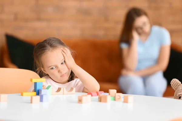 Грустная Девочка Аутизмом Играет Блоками Дома — стоковое фото